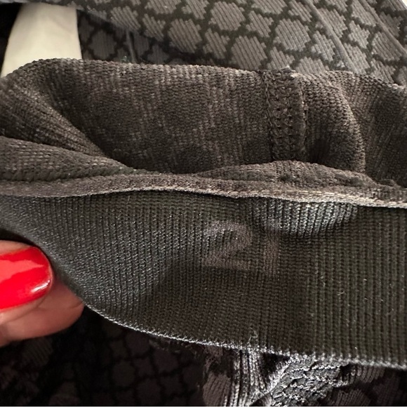 Lululemon in the flow Crop II ruched black diamond printed leggings size 2 - Picture 6 of 6